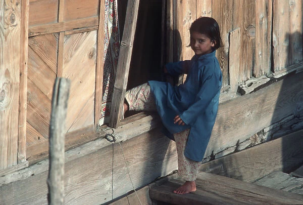 Kashmir, Srinagar, Dal Lake. A little girl with bare feet
