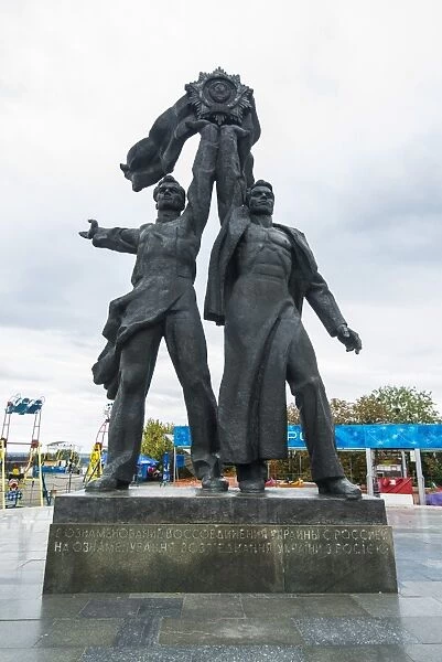 Hero statues, Peoples Friendship Arch, Kiev (Kyiv), Ukraine, Europe