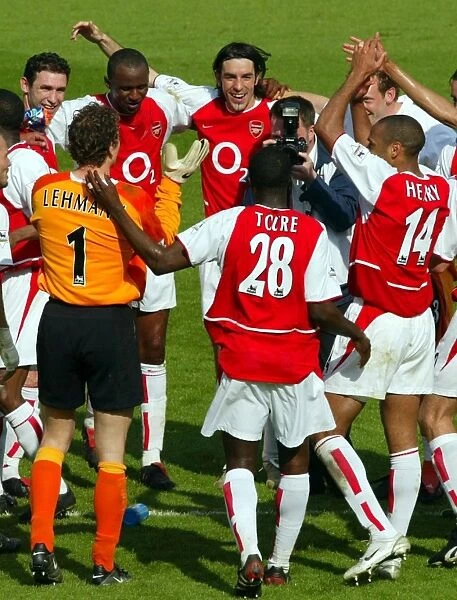The Arsenal Players celebrate after the match. Arsenal 2: 1 Leicester City