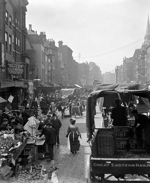 London. Street scene with market in London. 1900