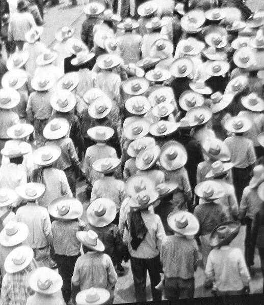 March of the Workers, Mexico City, 1926 (b  /  w photo)