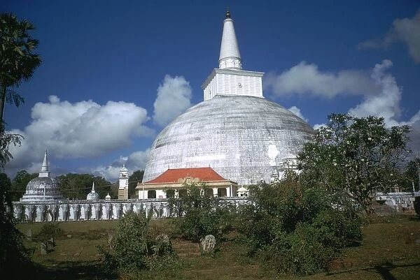 Ruwanvaliseya Stupa in Sri Lanka