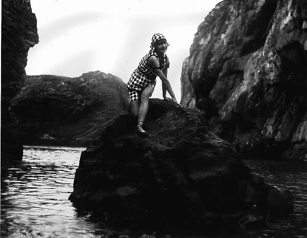 Queenie Thomas in the Film Trousers being filmed at Burgh island Devon DM 1160b