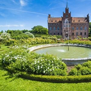 Fountain and roses in front of Castle Egeskov, Denmark, Scandinavia, Europe