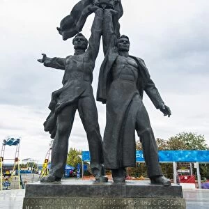 Hero statues, Peoples Friendship Arch, Kiev (Kyiv), Ukraine, Europe