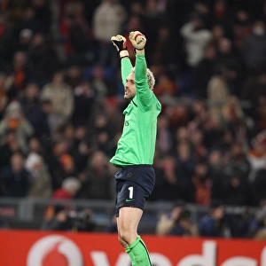 Manuel Almunia celebrates the Arsenal victory