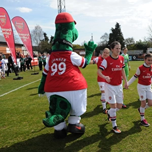 Niamh Fahey (Arsenal) with Gunner before the match. Arsenal Ladies 0: 2 Wolfsburg