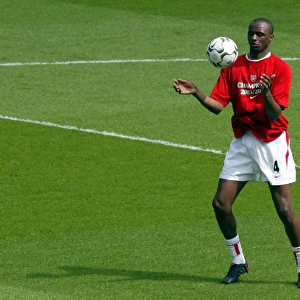Patrick Vieira (Arsenal) warms up before the match. Arsenal 2: 1 Leicester City