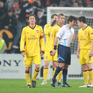 Samir Nasri (Arsenal) clashes with referee Massimo Busacca. Shakhtar Donetsk 2: 1 Arsenal
