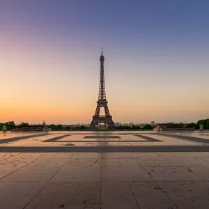 Sunrise of Paris with eiffel tower