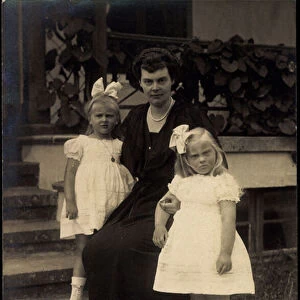 Ak Crown Princess Cecilie of Prussia with her daughters (b / w photo)