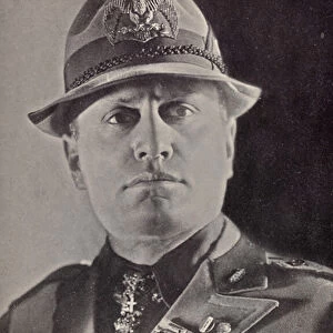 Album "Duce": Benito Mussolini in uniform Militia (b / w photo)