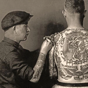 Percy Waters tattooing Egbertus Jan "Dutch"Berghege, Detroit. 1921 (photo)