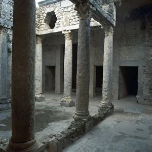 Roman house built below ground level, 2nd century BC