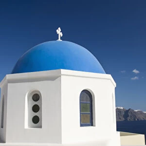 Greece, Santorini, Oia, Architectural detail of Greek Orthodox Chrurch, Island of Thirassia in the distance