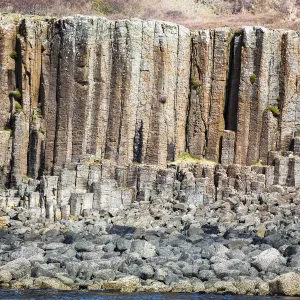 Formaciones de columnas de basalto y rocas en la zona costera, Isla de Ulva, Escocia. Formaciones de columnas de basalto y rocas en la zona costera, Isla de Ulva, Escocia.