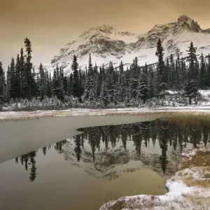 Montañas Rocosas Canadienses cubiertas de nieve, Parque Nacional Banff, Alberta, Canadá. Montañas Rocosas Canadienses cubiertas de nieve, Parque Nacional Banff, Alberta, Canadá.