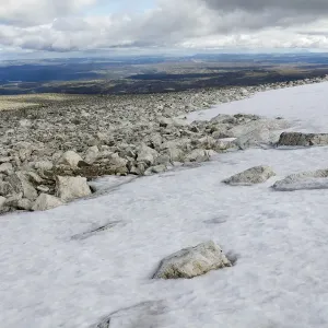 Prestholtseter cerca de Geilo (N) paisaje montañoso con nieve y rocas cubiertas. Prestholtseter cerca de Geilo (N) paisaje montañoso con nieve y rocas cubiertas.