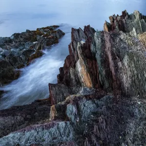Rocas sedimentarias a lo largo de la costa, Batsfjord, Persfjord, Varanger, Finnmark, Noruega. Rocas sedimentarias a lo largo de la costa, Batsfjord, Persfjord, Varanger, Finnmark, Noruega.