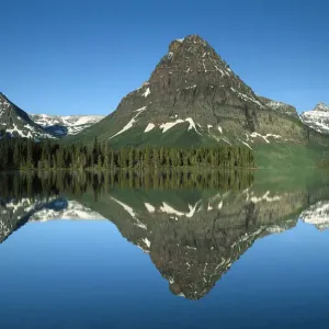 La montaña Sinopah se refleja en el lago Two Medicine, parte sureste del parque nacional de los Glaciares. La montaña Sinopah se refleja en el lago Two Medicine, parte sureste del parque nacional de los Glaciares.