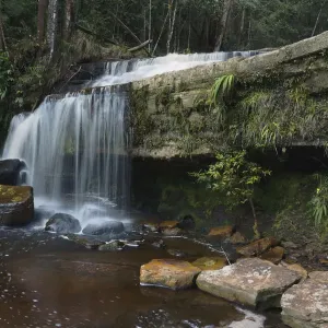 Kleiner Wasserfall im Maliaubassin in Maleisien Kleiner Wasserfall im Maliaubassin in Maleisien