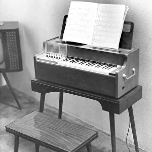 A modern organ which can be played at home by anyone in November 1959. 19 / 11 / 59